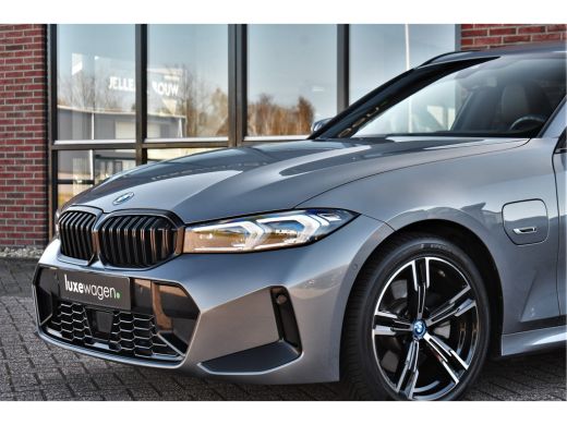 BMW 3 Serie Touring 320e M-Sport ACC HUD Sfeer Camera HiFi Stuurverw ActivLease financial lease