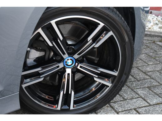 BMW 3 Serie Touring 320e M-Sport ACC HUD Sfeer Camera HiFi Stuurverw ActivLease financial lease