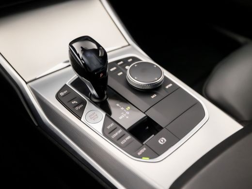 BMW 3 Serie Touring 320i Sportline Shadow 184Pk Automaat (APPLE CARPLAY, GROOT NAVI, CAMERA, LEDER, ADAPTIVE ... ActivLease financial lease