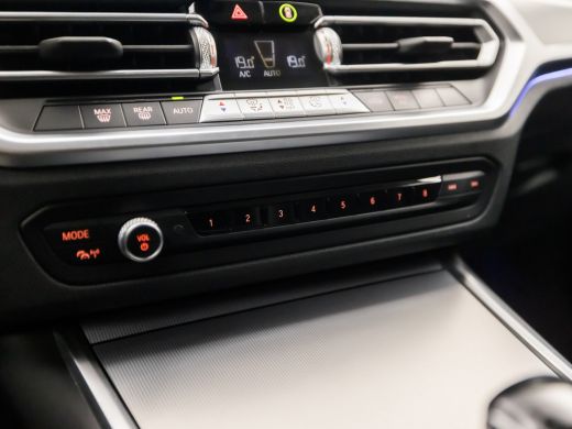 BMW 3 Serie Touring 320i Sportline Shadow 184Pk Automaat (APPLE CARPLAY, GROOT NAVI, CAMERA, LEDER, ADAPTIVE ... ActivLease financial lease