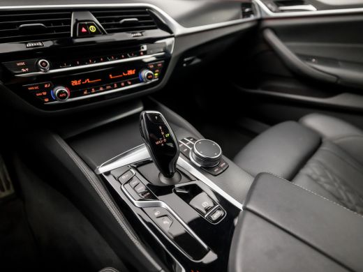 BMW 5 Serie 530e xDrive M Sport 293Pk Automaat (APPLE CARPLAY, M PAKKET, ADAPTIVE CRUISE, SFEERVERLICHTING, S... ActivLease financial lease