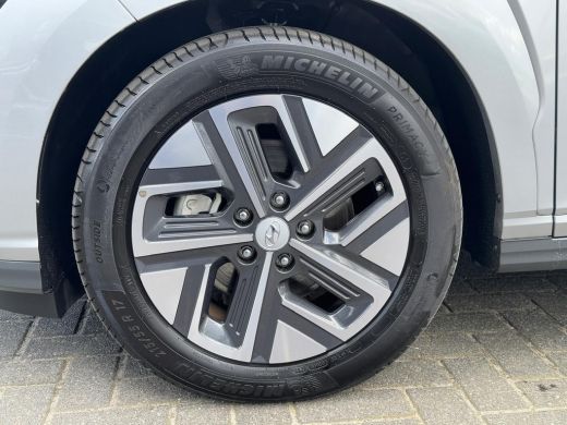 Hyundai KONA Electric Hyundai 64 kWh 204pk Pure | LED | Camera | Climate | Carplay | Keyless | Navigatie | 17" Lichtmet... ActivLease financial lease