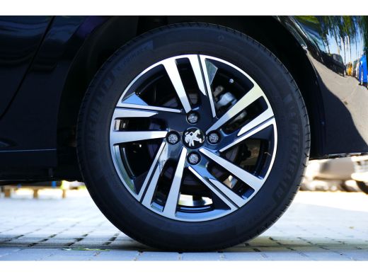 Peugeot 208 1.2 PURETECH 100PK 5-DRS ALLURE / NAVI / LED / CLIMA / PDC / 16"LMV / CAMERA / WINTERPAKKET / BLU... ActivLease financial lease