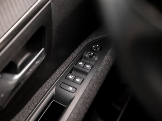 Peugeot 5008 1.2 PureTech Sport 7 Persoons (APPLE CARPLAY, GROOT NAVI, GETINT GLAS, DAB+, SPORTSTOELEN, PARKEE... ActivLease financial lease
