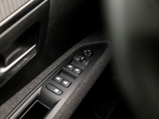 Peugeot 5008 1.2 PureTech Sport 7 Persoons (APPLE CARPLAY, GROOT NAVI, TREKHAAK, SPORTSTOELEN, PARKEERSENSOREN... ActivLease financial lease