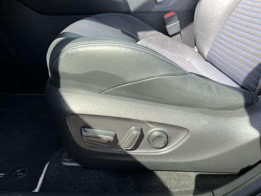 Toyota RAV4 2.5 Hybrid Bi-Tone | Facelift 2023 | Apple CarPlay/Android auto | Achteruitrijcamera | Voorruitve... ActivLease financial lease