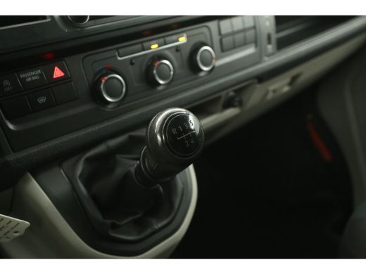 Volkswagen Transporter 2.0 TDI L2H1 140PK Airco Carplay Cruise Navigatie PDC Imperiaal Elektrpakket Trekhaak ActivLease financial lease