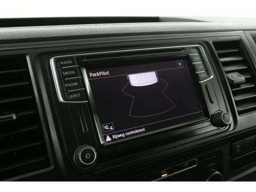 Volkswagen Transporter 2.0 TDI L2H1 140PK Glasauto Glasresteel Airco Cruise Carplay Navigatie Imperiaal Trekhaak ActivLease financial lease
