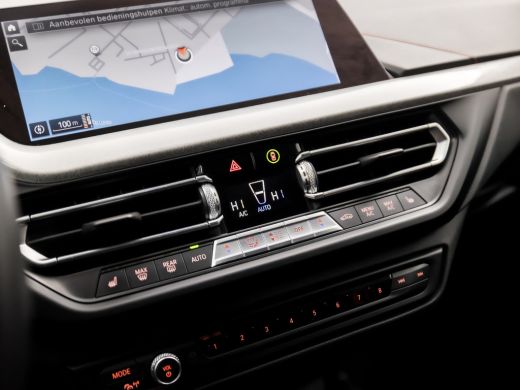 BMW 1-serie 118i SportLine Automaat (VIRTUAL COCKPIT, APPLE CARPLAY, GROOT NAVI, STUUR/STOELVERWARMING, ADAPT... ActivLease financial lease