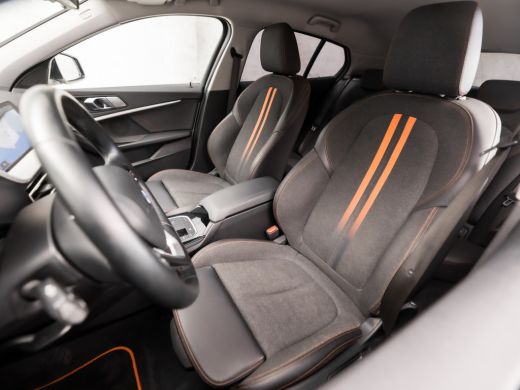 BMW 1-serie 118i SportLine Automaat (VIRTUAL COCKPIT, APPLE CARPLAY, GROOT NAVI, STUUR/STOELVERWARMING, ADAPT... ActivLease financial lease