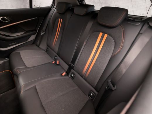 BMW 1-serie 118i SportLine Automaat (VIRTUAL COCKPIT, APPLE CARPLAY, GROOT NAVI, STUUR/STOELVERWARMING, ADAPT... ActivLease financial lease