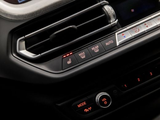BMW 1-serie 118i SportLine Automaat (VIRTUAL COCKPIT, APPLE CARPLAY, GROOT NAVI, STUUR/STOELVERWARMING, ADAPT... ActivLease financial lease