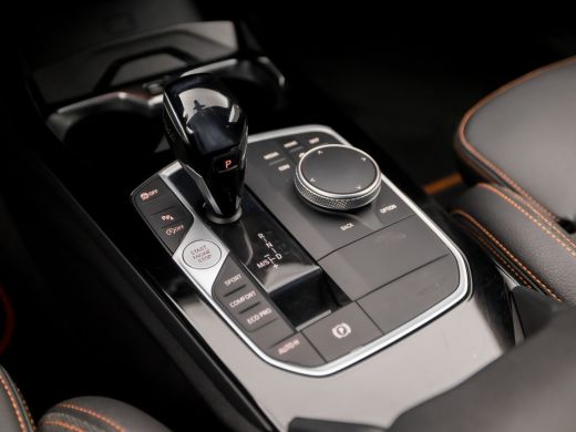BMW 1-serie 118i SportLine Automaat (VIRTUAL COCKPIT, APPLE CARPLAY, GROOT NAVI, STUUR/STOELVERWARMING, ADAPT... ActivLease financial lease