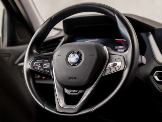 BMW 1-serie 118i SportLine Automaat (VIRTUAL COCKPIT, APPLE CARPLAY, GROOT NAVI, STUUR/STOELVERWARMING, ADAPT... ActivLease financial lease