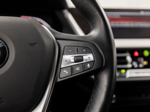 BMW 1-serie 118i SportLine Automaat (VIRTUAL COCKPIT, APPLE CARPLAY, GROOT NAVI, STUUR/STOELVERWARMING, ADAPT... ActivLease financial lease