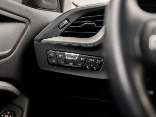 BMW 1-serie 118i SportLine Automaat (VIRTUAL COCKPIT, APPLE CARPLAY, GROOT NAVI, STUUR/STOELVERWARMING, ADAPT... ActivLease financial lease