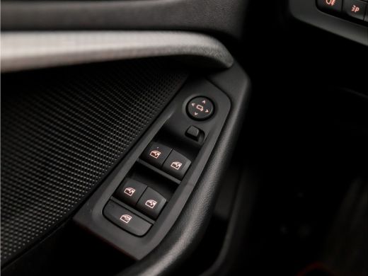 BMW 1-serie 118i SportLine Automaat (VIRTUAL COCKPIT, APPLE CARPLAY, GROOT NAVI, STUUR/STOELVERWARMING, ADAPT... ActivLease financial lease