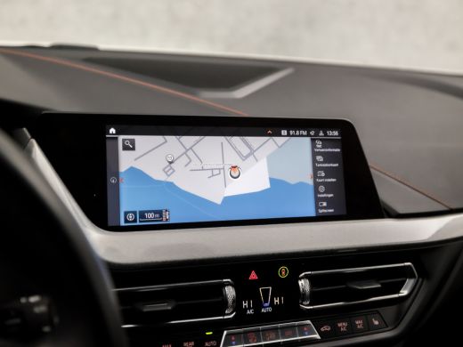 BMW 1-serie 118i SportLine Automaat (VIRTUAL COCKPIT, APPLE CARPLAY, GROOT NAVI, STUUR/STOELVERWARMING, ADAPT... ActivLease financial lease