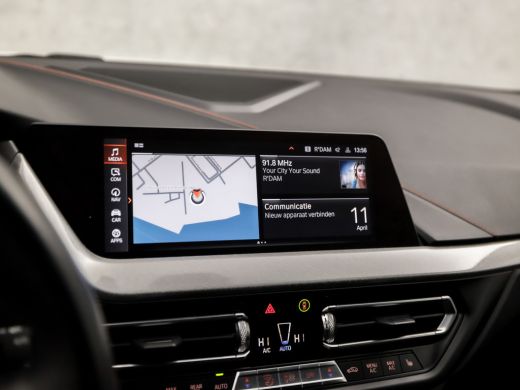 BMW 1-serie 118i SportLine Automaat (VIRTUAL COCKPIT, APPLE CARPLAY, GROOT NAVI, STUUR/STOELVERWARMING, ADAPT... ActivLease financial lease