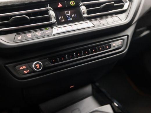 BMW 1-serie 118i SportLine Automaat (VIRTUAL COCKPIT, APPLE CARPLAY, GROOT NAVI, STUUR/STOELVERWARMING, ADAPT... ActivLease financial lease