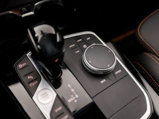 BMW 1-serie 118i SportLine Automaat (VIRTUAL COCKPIT, APPLE CARPLAY, GROOT NAVI, STUUR/STOELVERWARMING, ADAPT... ActivLease financial lease