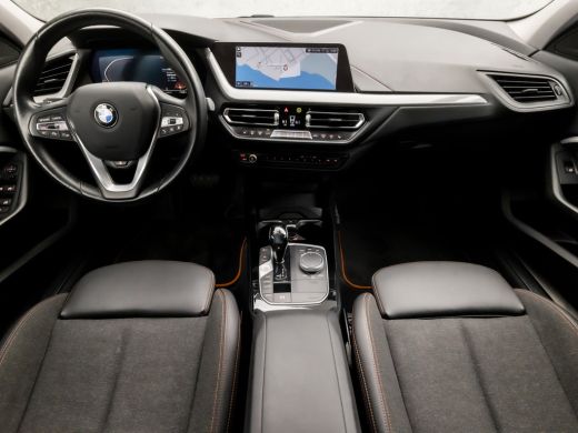 BMW 1-serie 118i SportLine Automaat (VIRTUAL COCKPIT, APPLE CARPLAY, GROOT NAVI, STUUR/STOELVERWARMING, ADAPT... ActivLease financial lease