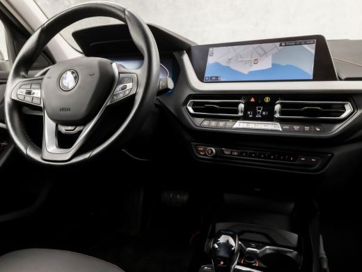 BMW 1-serie 118i SportLine Automaat (VIRTUAL COCKPIT, APPLE CARPLAY, GROOT NAVI, STUUR/STOELVERWARMING, ADAPT... ActivLease financial lease