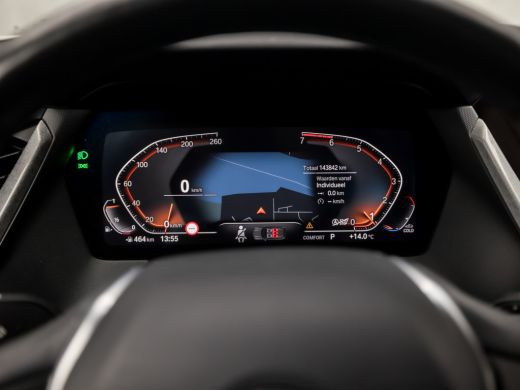 BMW 1-serie 118i SportLine Automaat (VIRTUAL COCKPIT, APPLE CARPLAY, GROOT NAVI, STUUR/STOELVERWARMING, ADAPT... ActivLease financial lease