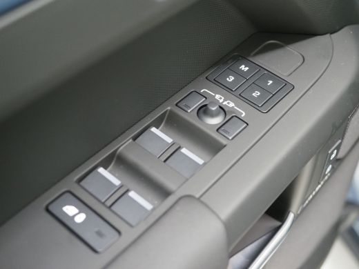 Land Rover Defender 110 2.0 P300e 110 X-Dynamic SE | Towing Pack | Cold Climate Pack | Schuif -/ kanteldak | ActivLease financial lease
