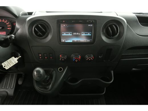 Renault Master T33 2.3 dCi L2H2 146PK Airco Camera Cruise Navi 3 Persoons Parkeersensoren Elektrpakket Trekhaak ActivLease financial lease