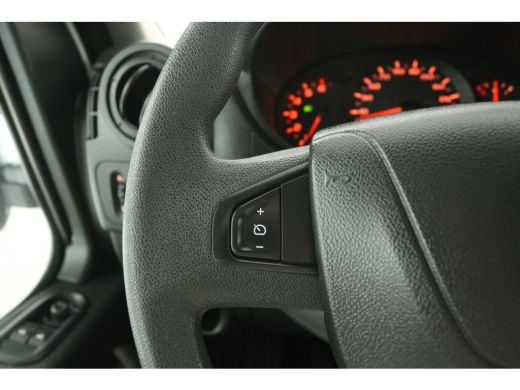 Renault Master T33 2.3 dCi L2H2 146PK Airco Camera Cruise Navi 3 Persoons Parkeersensoren Elektrpakket Trekhaak ActivLease financial lease