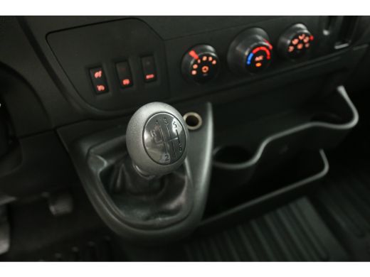 Renault Master T33 2.3 dCi L2H2 146PK Airco Camera Cruise Navi 3 Persoons Parkeersensoren Elektrpakket Trekhaak ActivLease financial lease