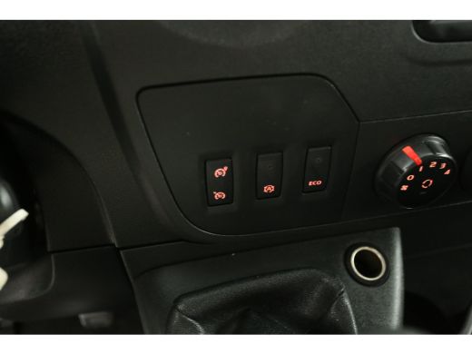 Renault Master T33 2.3 dCi L2H2 146PK Airco Camera Cruise Navi 3 Persoons Parkeersensoren Elektrpakket Trekhaak ActivLease financial lease