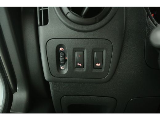 Renault Master T33 2.3 dCi L2H2 146PK Airco Camera Cruise Navi 3 Persoons Parkeersensoren Elektrpakket Trekhaak ActivLease financial lease