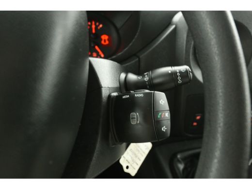 Renault Master T33 2.3 dCi L2H2 146PK Airco Camera Cruise Navi 3 Persoons Parkeersensoren Elektrpakket Trekhaak ActivLease financial lease