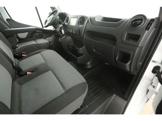 Renault Master T33 2.3 dCi L2H2 146PK Airco Camera Cruise Navi 3 Persoons Parkeersensoren Elektrpakket Trekhaak ActivLease financial lease