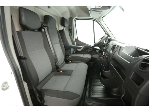 Renault Master T33 2.3 dCi L2H2 146PK Airco Camera Cruise Navi 3 Persoons Parkeersensoren Elektrpakket Trekhaak ActivLease financial lease