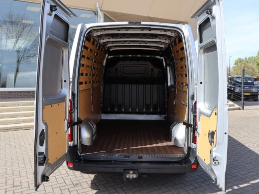 Renault Master T35 2.3 dCi 135 PK L2H2 3-ZITS WORK EDITION + TREKHAAK 2500 KG | APPLE CARPLAY | CAMERA ActivLease financial lease