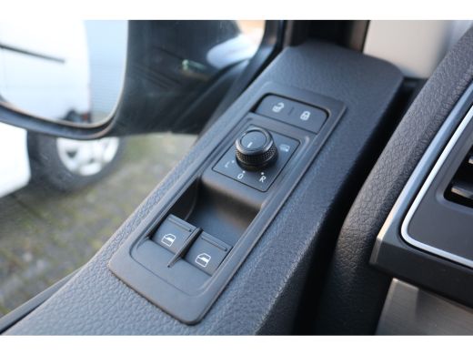 Volkswagen Transporter 2.0 TDI 150pk L2 H1 DC Automaat Airco Navigatie 2x Schuifdeur ActivLease financial lease