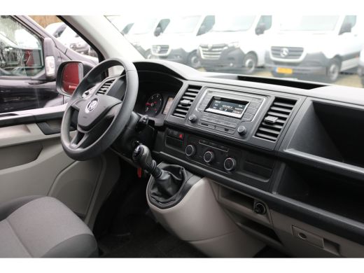 Volkswagen Transporter 2.0 TDI L2 H1 102pk Airco Trekhaak 52dkm ActivLease financial lease