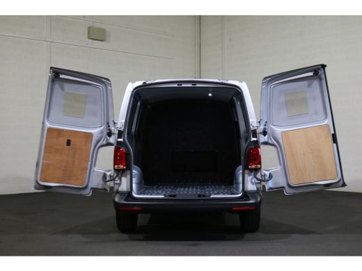 Volkswagen Transporter 2.0 TDI L2 H1 150pk Automaat Apple CarPlay ActivLease financial lease