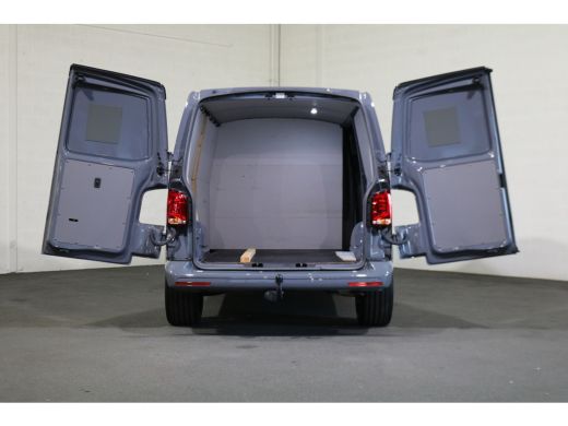 Volkswagen Transporter 2.0 TDI L2H1 204pk Bulli Automaat Trekhaak Lederen Stoelen Camera ActivLease financial lease