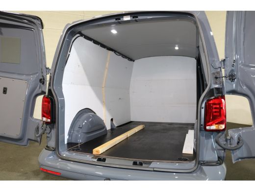 Volkswagen Transporter 2.0 TDI L2H1 204pk Bulli Automaat Trekhaak Lederen Stoelen Camera ActivLease financial lease