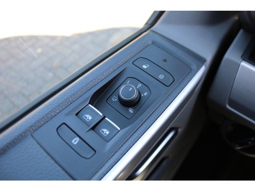 Volkswagen Transporter 2.0 TDI L2H1 204pk Bulli Automaat Trekhaak Lederen Stoelen Camera ActivLease financial lease