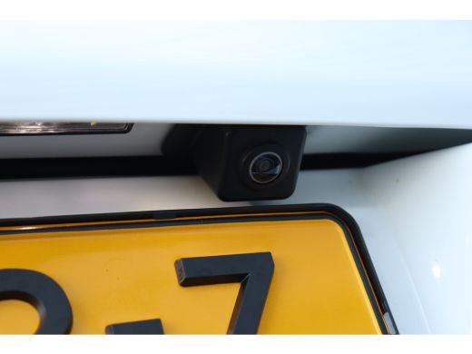 Citroën C3 1.2 PURETECH 83PK 5-DRS SHINE / NAVI / CLIMA / LED / PDC / 16" LMV / CAMERA / KEYLESS / WINTERPAK... ActivLease financial lease