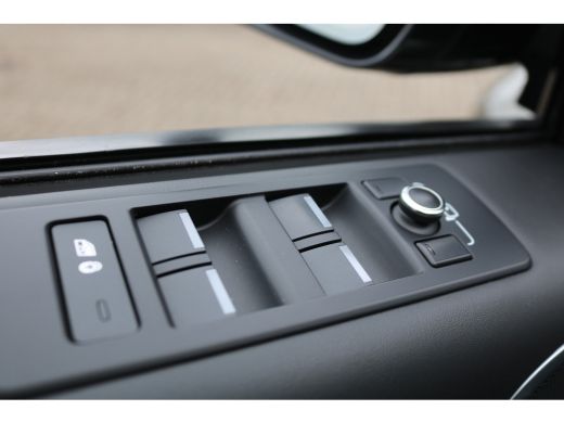 Land Rover Discovery 3.0 Td6 HSE Black Line Grijs Kenteken BPM vrij ActivLease financial lease