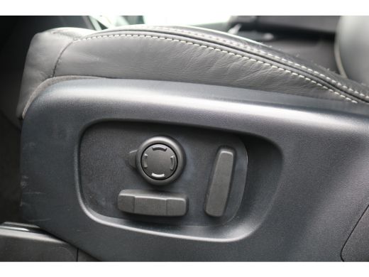 Land Rover Discovery 3.0 Td6 HSE Black Line Grijs Kenteken BPM vrij ActivLease financial lease