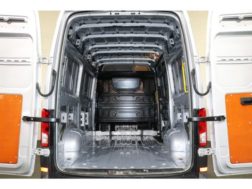 Volkswagen Crafter 2.0 TDI 140pk L3 H3 Automaat Airco Navigatie Trekhaak ActivLease financial lease