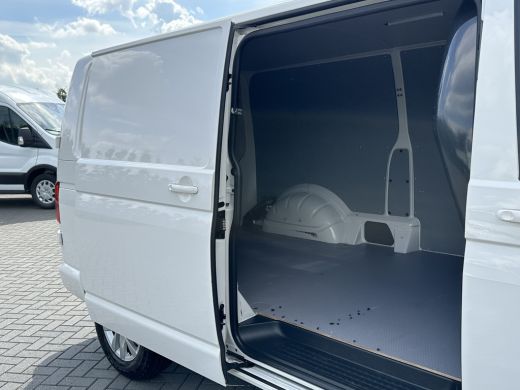 Volkswagen Transporter 2.0 TDI HIGHLINE+ / L2H1 / TREKHAAK / NAVI / CRUISE / AIRCO / PDC / APPLE CARPLAY / ANDROID ActivLease financial lease
