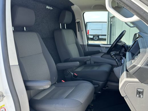 Volkswagen Transporter 2.0 TDI / L1H1 / BULLI / TREKHAAK / VIRTUAL / SOFTCLOSE / CAMERA / ADAPTIVE CRUISE / CARPLAY ActivLease financial lease